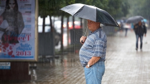 Nu uitaţi umbrelele! Ploi de scurtă durată, însoțite de descărcări electrice