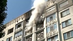 Panică în Capitală! INCENDIU DE PROPORŢII într-un bloc de locuit de pe strada Albişoara (VIDEO) 