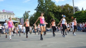 Sărituri pe RITMURI de DANS în Capitală. Zeci de pasionați de sport au participat la convenția "Kangoo Jumps"