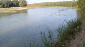 Ingeniozitatea la moldoveni! Cum se face, mai nou, contrabandă cu ţigări peste râul Prut (FOTO/VIDEO)