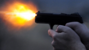 Focuri de armă ziua-n amiaza mare. Doi oameni au fost împuşcaţi într-o cafenea