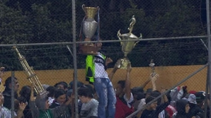 SCENE INCREDIBILE! Fanii unei echipe s-au bătut cu poliţia şi au furat trofeele adversarilor