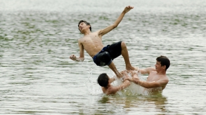 ZILE DE FOC ÎN MOLDOVA! Cum îşi petrec oamenii timpul pe plajele însorite din Capitală (FOTOREPORT)