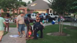 Scandal în SUA după ce un polițist a agresat o tânără de 14 ani la o petrecere la piscină 