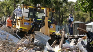 NEBUNIE CURATĂ! O persoană a murit după ce un bărbat a distrus o casă cu buldozerul (VIDEO)