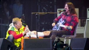 Solistul unei trupe şi-a rupt piciorul pe scenă, însă a revenit în ghips pentru a termina concertul