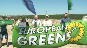 Protest printre gunoaie la Bubuieci. Doi candidaţi electorali au profitat de ocazie (VIDEO)