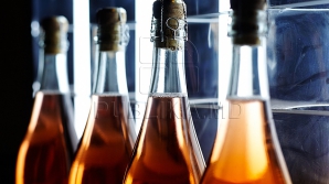 Alcoolul contrafăcut face victime în India. Cel puțin 74 de oameni au murit, iar alții sunt în stare critică