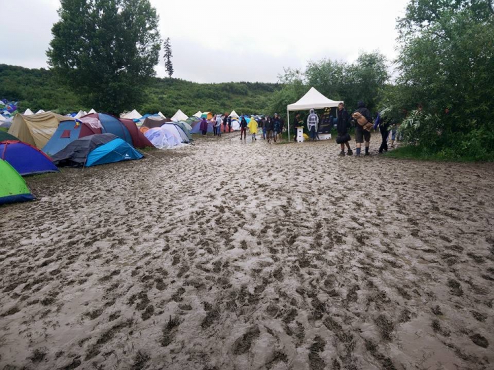 DANSURI prin ploaie şi glod! Cum arată un festival în cele mai oribile zile pentru distracţie (FOTOREPORT)