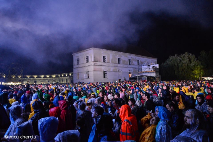 DANSURI prin ploaie şi glod! Cum arată un festival în cele mai oribile zile pentru distracţie (FOTOREPORT)