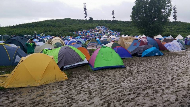 DANSURI prin ploaie şi glod! Cum arată un festival în cele mai oribile zile pentru distracţie (FOTOREPORT)