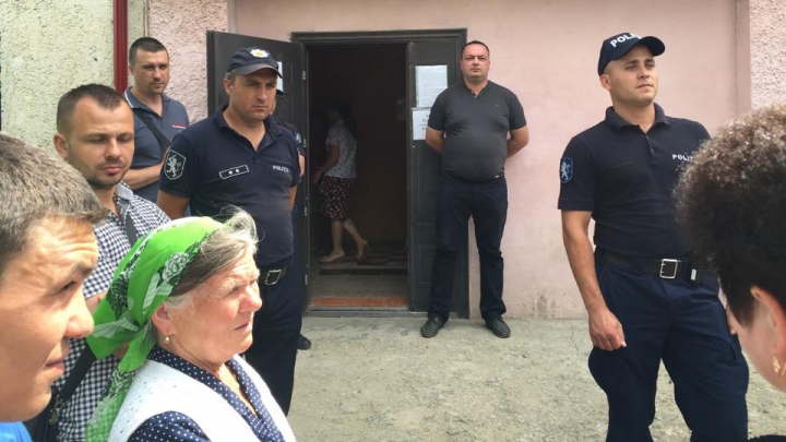 SCANDAL LA TOPALA! Locuitorii satului se ceartă ca la uşa cortului pe pragul secţiei de votare (VIDEO)