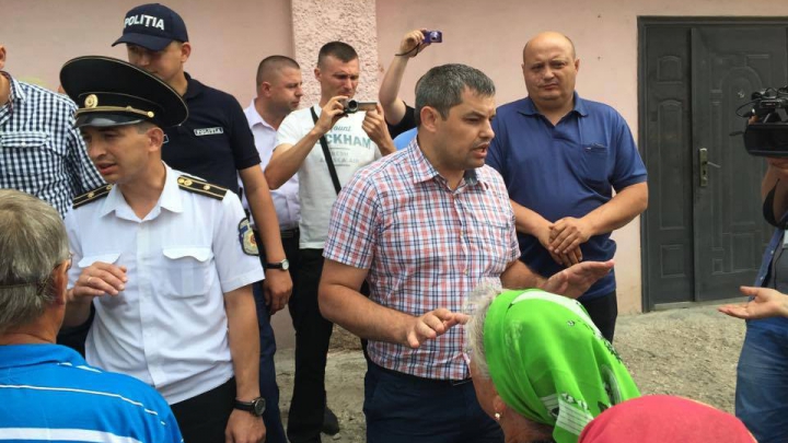 SCANDAL LA TOPALA! Locuitorii satului se ceartă ca la uşa cortului pe pragul secţiei de votare (VIDEO)