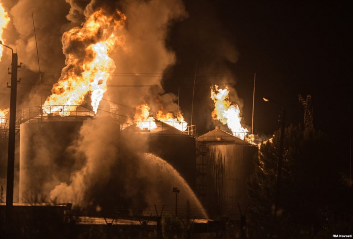 IADUL PE PĂMÂNT! Imagini apocaliptice de la incendiul depozitului petrolier din Ucraina (FOTOREPORT)