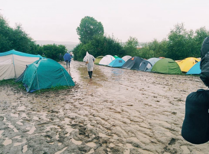 DANSURI prin ploaie şi glod! Cum arată un festival în cele mai oribile zile pentru distracţie (FOTOREPORT)