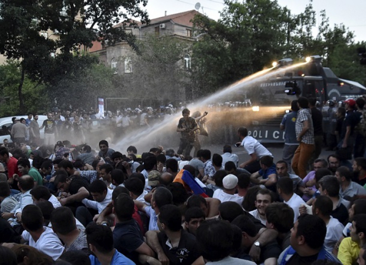 Maidanul din Armenia, stins cu tunuri de apă. FOTOREPORT din timpul protestelor violente