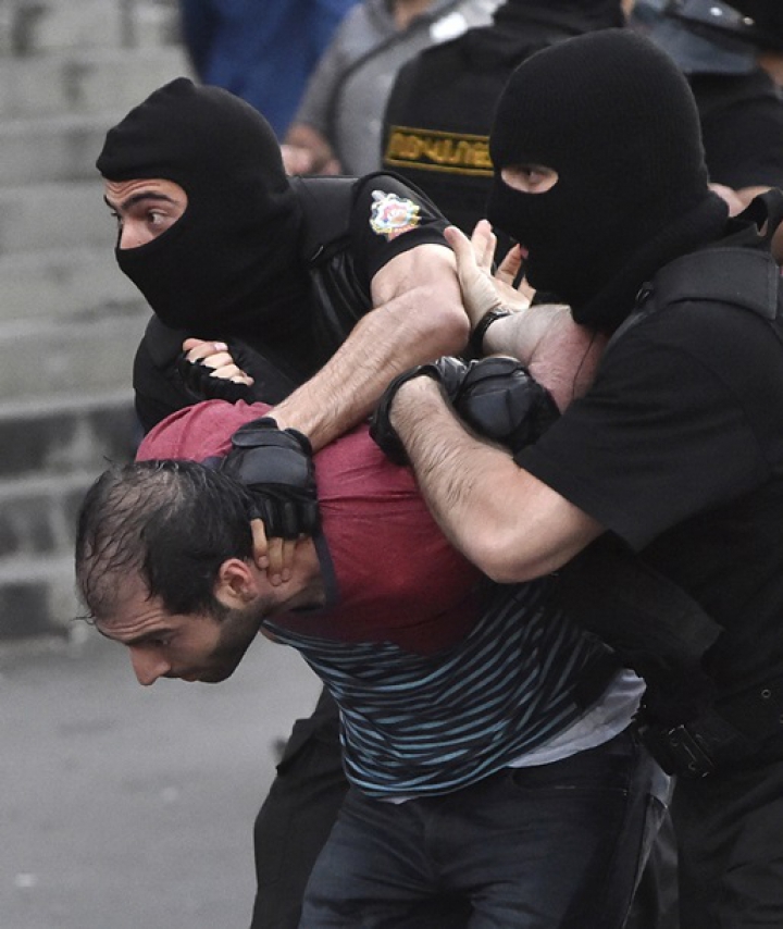 Maidanul din Armenia, stins cu tunuri de apă. FOTOREPORT din timpul protestelor violente