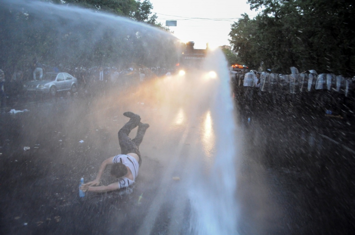 Maidanul din Armenia, stins cu tunuri de apă. FOTOREPORT din timpul protestelor violente