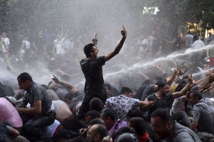 Maidanul din Armenia, stins cu tunuri de apă. FOTOREPORT din timpul protestelor violente