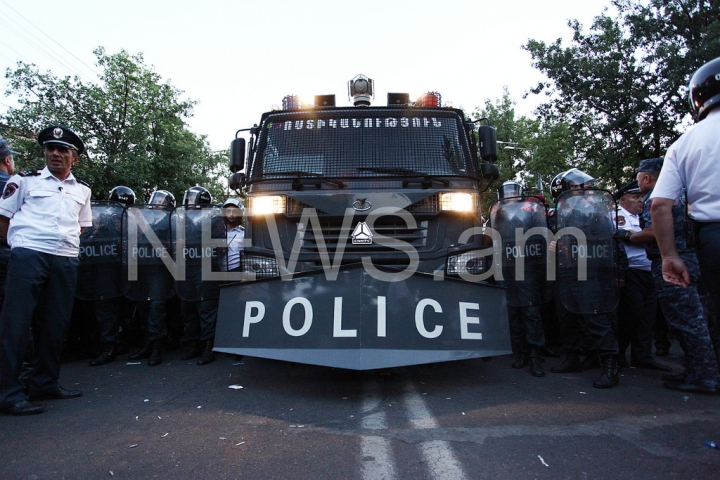 Maidanul din Armenia, stins cu tunuri de apă. FOTOREPORT din timpul protestelor violente