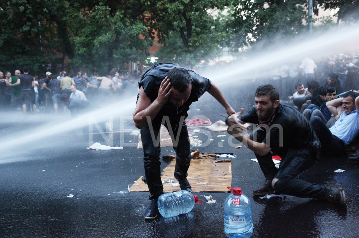 Maidanul din Armenia, stins cu tunuri de apă. FOTOREPORT din timpul protestelor violente