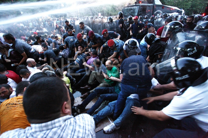 Maidanul din Armenia, stins cu tunuri de apă. FOTOREPORT din timpul protestelor violente