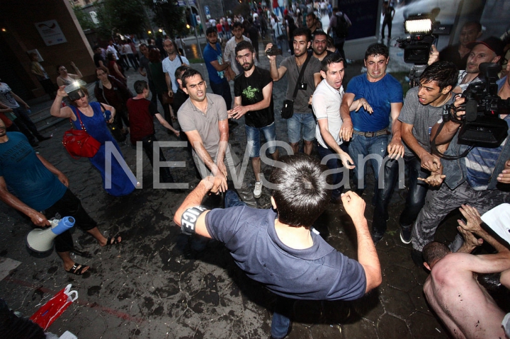 Maidanul din Armenia, stins cu tunuri de apă. FOTOREPORT din timpul protestelor violente