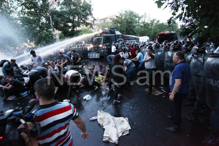 Maidanul din Armenia, stins cu tunuri de apă. FOTOREPORT din timpul protestelor violente