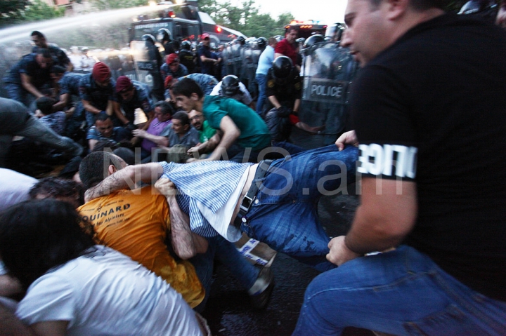 Maidanul din Armenia, stins cu tunuri de apă. FOTOREPORT din timpul protestelor violente