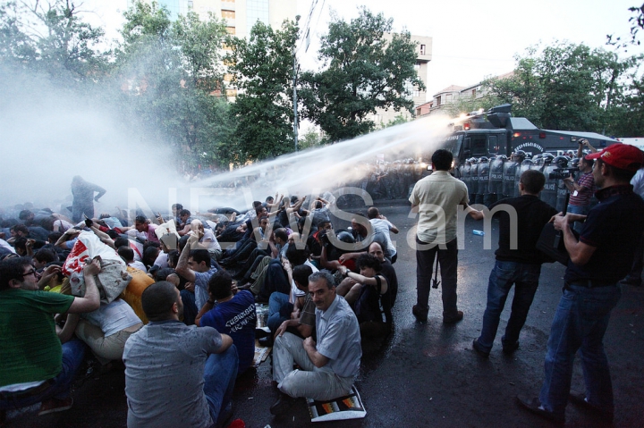 Maidanul din Armenia, stins cu tunuri de apă. FOTOREPORT din timpul protestelor violente