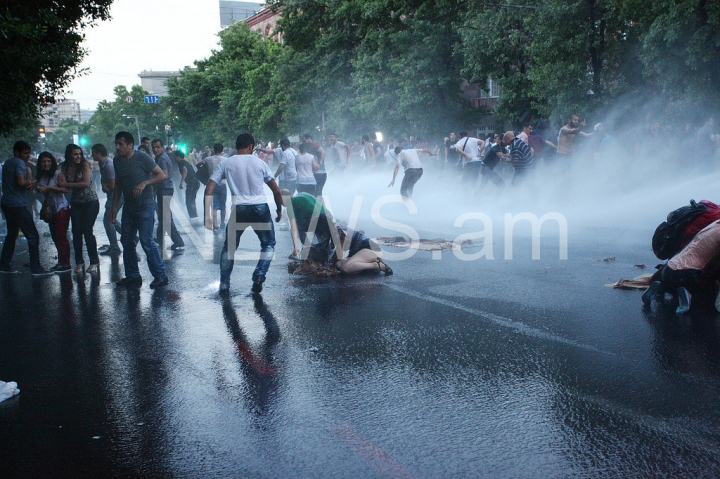 Maidanul din Armenia, stins cu tunuri de apă. FOTOREPORT din timpul protestelor violente