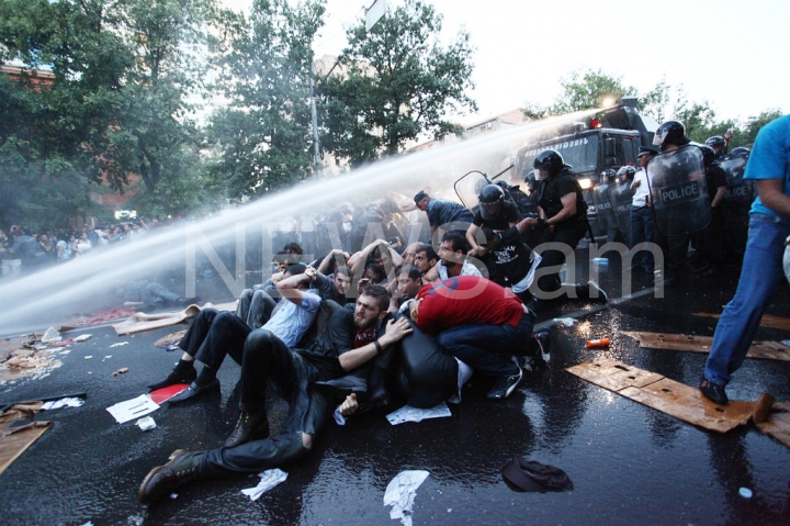 Maidanul din Armenia, stins cu tunuri de apă. FOTOREPORT din timpul protestelor violente