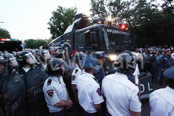 Maidanul din Armenia, stins cu tunuri de apă. FOTOREPORT din timpul protestelor violente