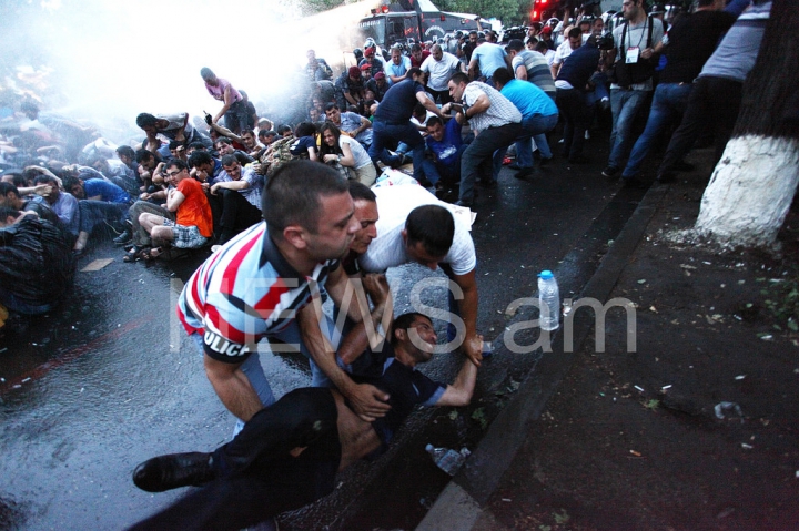 Maidanul din Armenia, stins cu tunuri de apă. FOTOREPORT din timpul protestelor violente