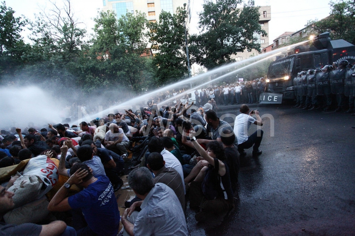 Maidanul din Armenia, stins cu tunuri de apă. FOTOREPORT din timpul protestelor violente