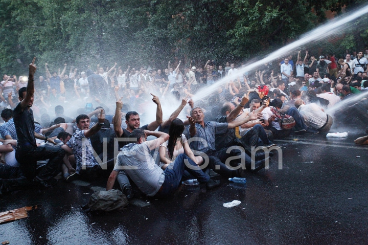 Maidanul din Armenia, stins cu tunuri de apă. FOTOREPORT din timpul protestelor violente