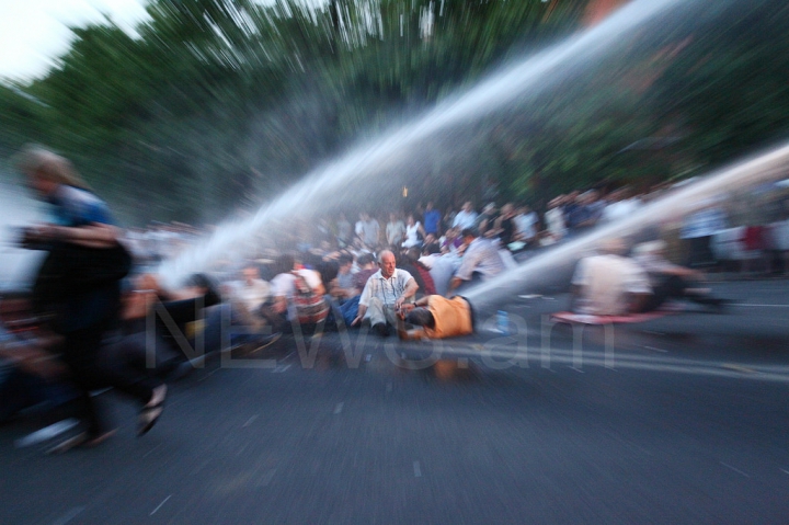 Maidanul din Armenia, stins cu tunuri de apă. FOTOREPORT din timpul protestelor violente