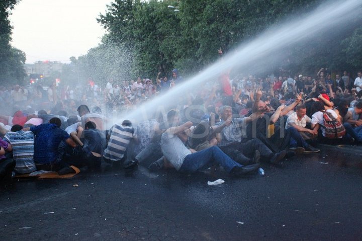 Maidanul din Armenia, stins cu tunuri de apă. FOTOREPORT din timpul protestelor violente