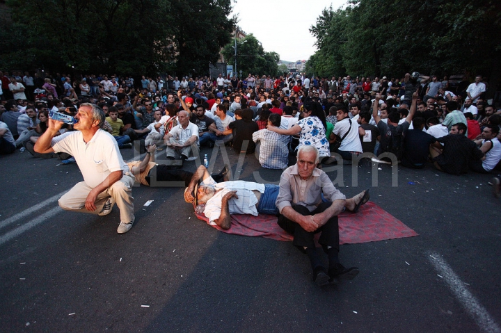 Maidanul din Armenia, stins cu tunuri de apă. FOTOREPORT din timpul protestelor violente