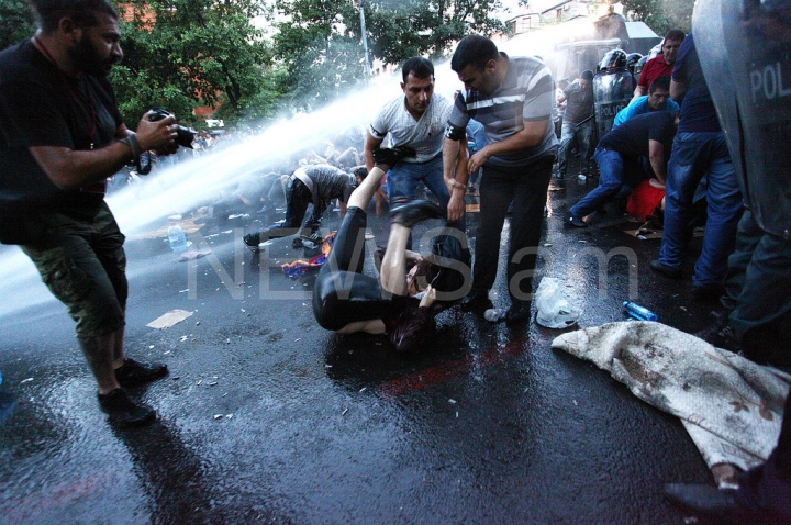 Maidanul din Armenia, stins cu tunuri de apă. FOTOREPORT din timpul protestelor violente