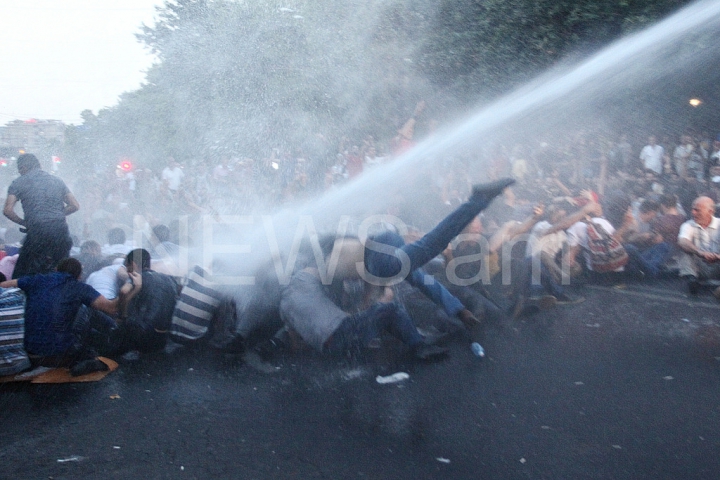 Maidanul din Armenia, stins cu tunuri de apă. FOTOREPORT din timpul protestelor violente