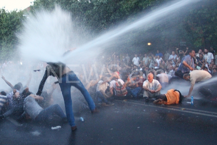 Maidanul din Armenia, stins cu tunuri de apă. FOTOREPORT din timpul protestelor violente