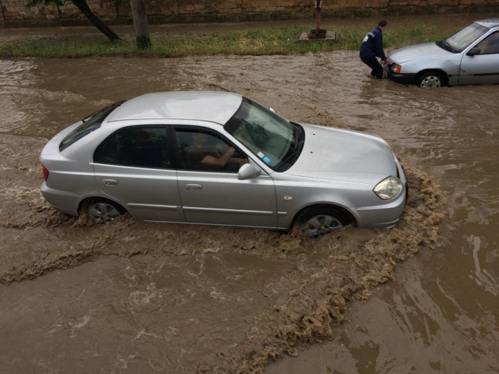 (FOTO/VIDEO) Ploaia face ravagii în Capitală. Mai multe străzi au fost INUNDATE 