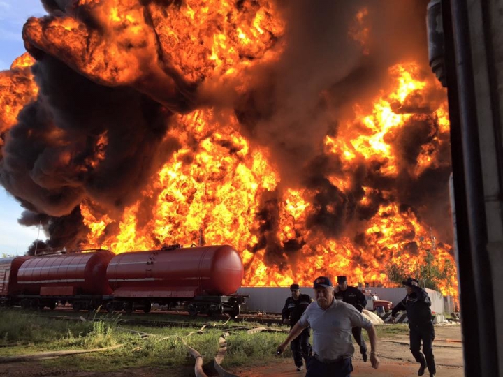 IADUL PE PĂMÂNT! Imagini apocaliptice de la incendiul depozitului petrolier din Ucraina (FOTOREPORT)