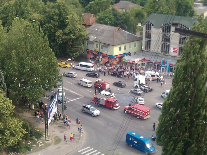 ACCIDENT cu răniţi în CAPITALĂ! Două maşini s-au lovit violent la o intersecţie (FOTO/VIDEO)