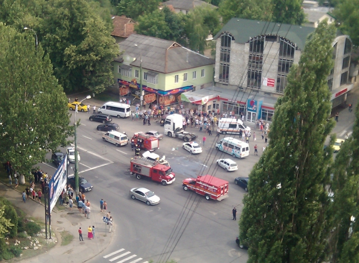 ACCIDENT cu răniţi în CAPITALĂ! Două maşini s-au lovit violent la o intersecţie (FOTO/VIDEO)