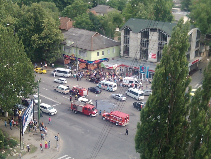 ACCIDENT cu răniţi în CAPITALĂ! Două maşini s-au lovit violent la o intersecţie (FOTO/VIDEO)