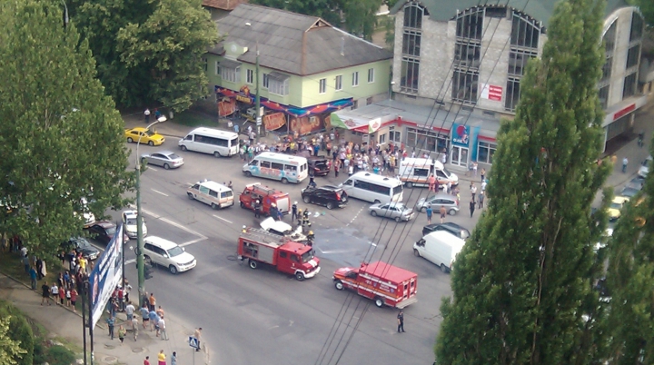 ACCIDENT cu răniţi în CAPITALĂ! Două maşini s-au lovit violent la o intersecţie (FOTO/VIDEO)