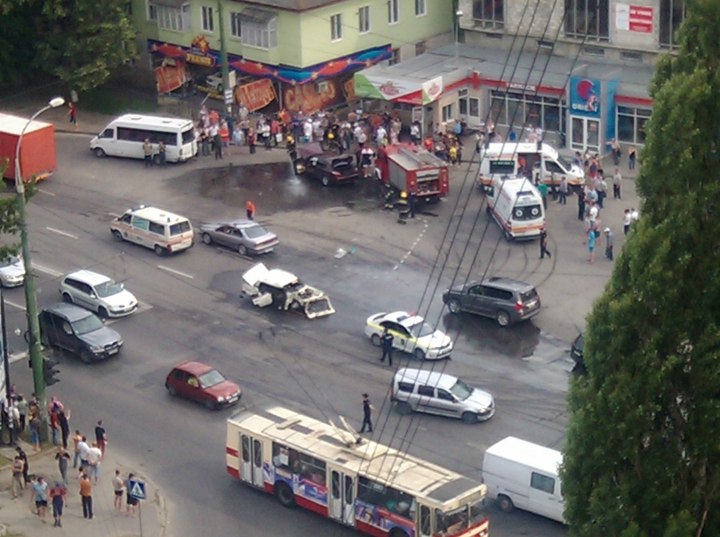 ACCIDENT cu răniţi în CAPITALĂ! Două maşini s-au lovit violent la o intersecţie (FOTO/VIDEO)