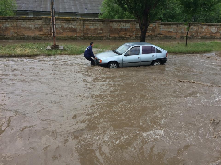 (FOTO/VIDEO) Ploaia face ravagii în Capitală. Mai multe străzi au fost INUNDATE 